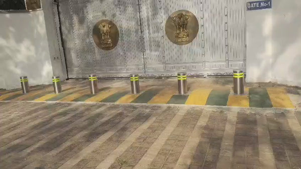 Automatic hydraulic bollard